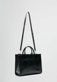 Borsa a tracolla nera in pelle con un design trapuntato, due manici superiori e una tracolla regolabile. Presenta elementi in metallo dorato e una forma strutturata.
