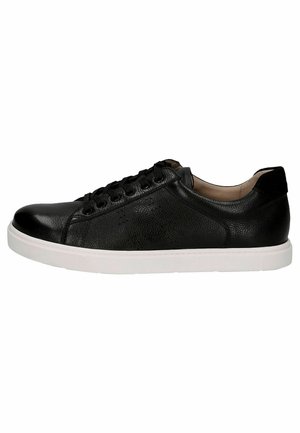 Zwarte leren sneaker met een textuur bovenwerk, ronde neus, platte witte rubberen zool en zes gaatjes voor vetersluiting.