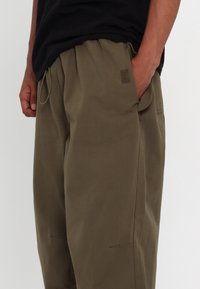 LOW LIGHTS STUDIOS® Pantalon classique - khaki
