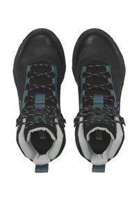 Chaussures de randonnée noires avec des accents turquoise, fabriquées en tissu durable, dotées d'un collier de cheville rembourré, de lacets texturés et d'un embout renforcé.
