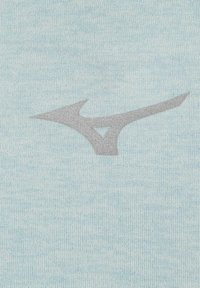 Tela azul claro con una textura suave y un logo gris metálico prominentemente exhibido en el centro.