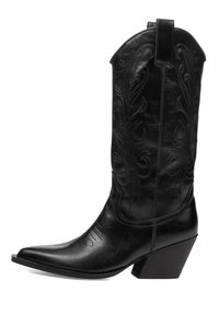 Bota vaquera de cuero negro con punta puntiaguda y tacón inclinado. Presenta un patrón de costura decorativa a lo largo del caña y la parte superior.