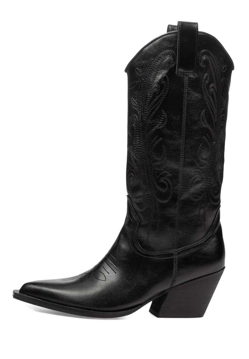 Bota vaquera de cuero negro con punta puntiaguda y tacón inclinado. Presenta un patrón de costura decorativa a lo largo del caña y la parte superior.