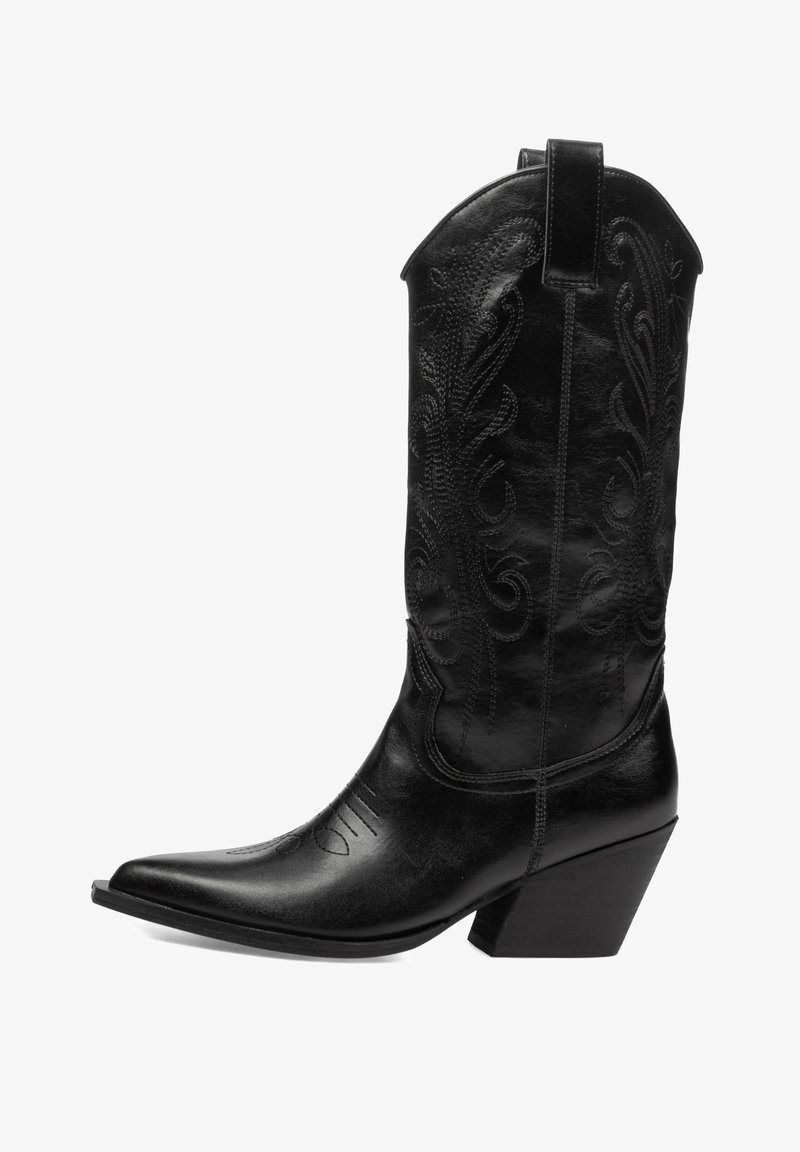 Bota vaquera de cuero negro con punta puntiaguda y tacón inclinado. Presenta un patrón de costura decorativa a lo largo del caña y la parte superior.