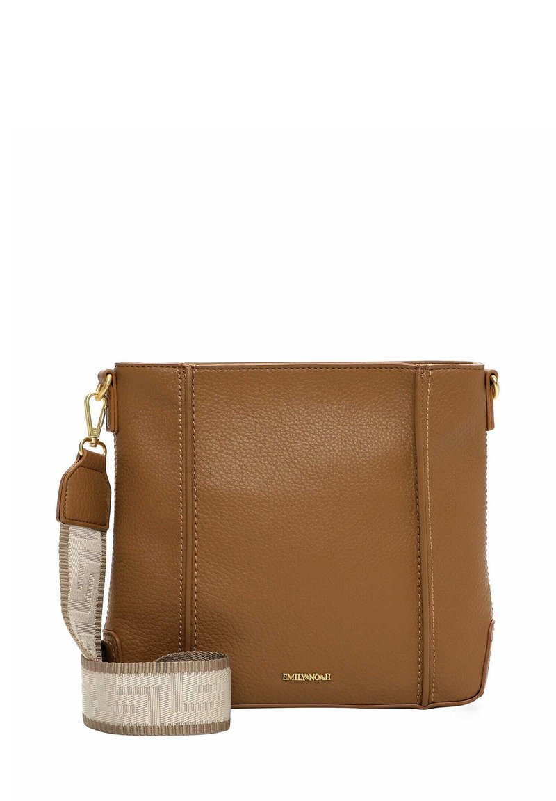 Borsa a tracolla in pelle marrone con superficie testurizzata, dettagli in oro e tracolla in tessuto decorato con motivo a logo.