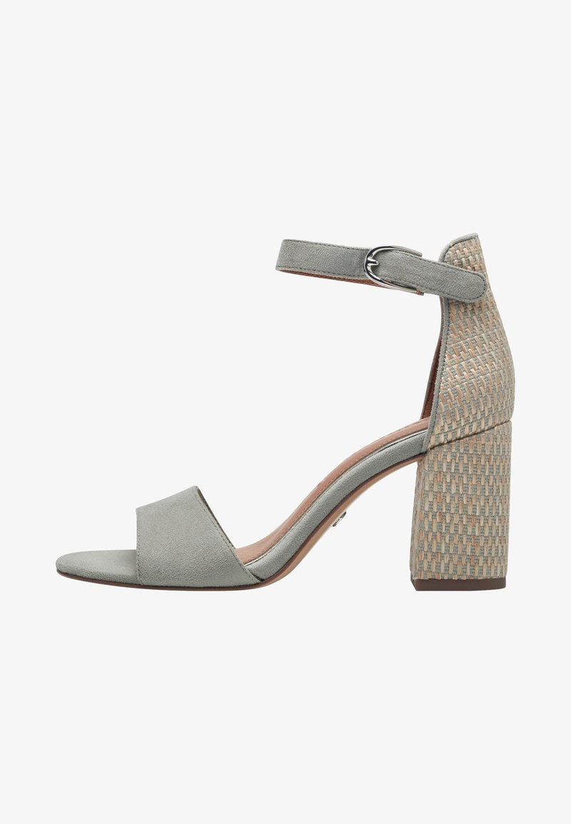 Sandale ouverte en daim gris avec une large bride à l'avant, une bride de cheville avec boucle en argent et un talon bloc tressé texturé.