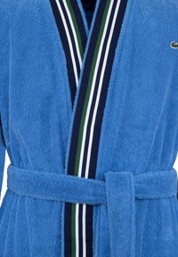 Accappatoio in spugna blu con colletto e cintura a strisce blu navy e verdi. Caratterizzato da un tessuto morbido e testurizzato e una cintura regolabile.
