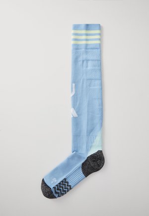 Chaussette bleu clair jusqu'au genou avec des rayures jaunes et blanches en haut. Tissu texturé avec un orteil renforcé gris et un motif zigzag noir.