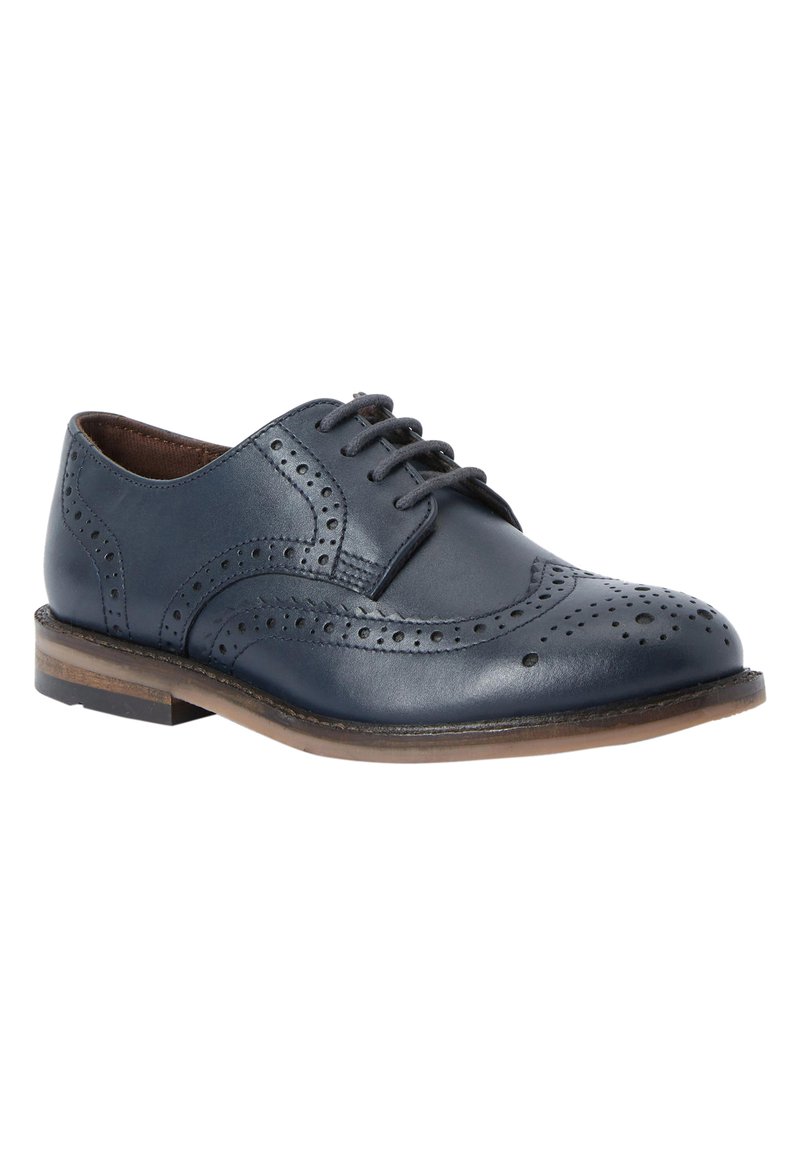 Scarpe brogue in pelle blu navy con dettagli perforati, punta tonda e suola in gomma marrone. Lacci e accenti laterali inclusi nel design.