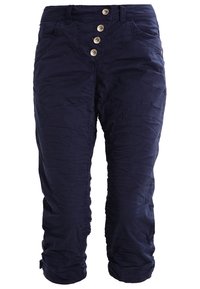 Námorně modré zkrácené kalhoty s knoflíkovým zapínáním se čtyřmi stříbrnými knoflíky, bočními kapsami a texturovanou tkaninou se nařasenými detaily na kotnících.