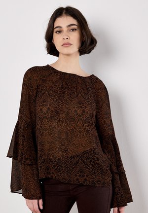 Blusa lunga a maniche lunghe marrone a fantasia con maniche a campana e scollatura arrotondata. Il tessuto ha una texture semi-trasparente con intricati motivi floreali.