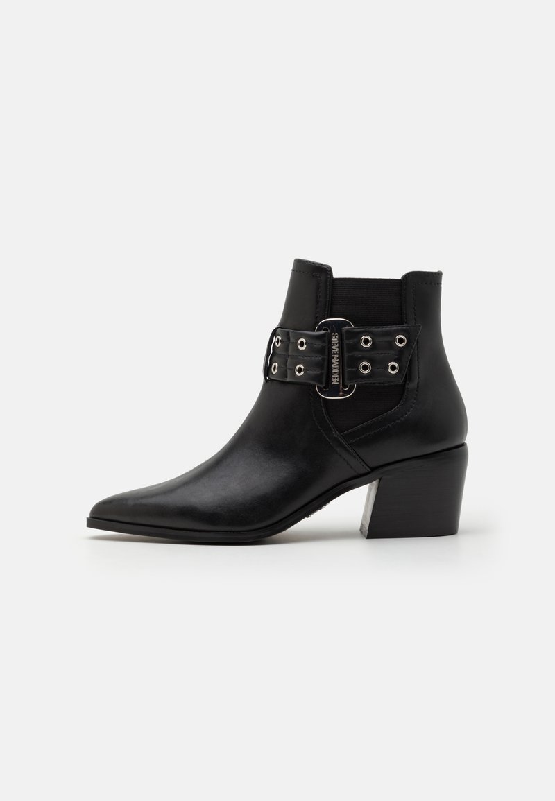 Sorte lær ankle boots med spiss tå, elastisk sidepanel og dekorativ beltespenne med metalløyer. Blokkhelt.