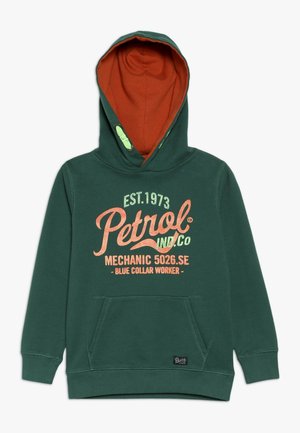 Sweat à capuche vert avec intérieur orange, poche avant et logo imprimé. Il présente des poignets et un ourlet côtelés, avec un cordon de serrage distinctif sur la capuche.