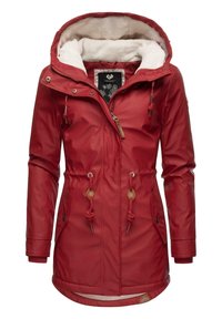 Giacca impermeabile rossa con cappuccio foderato in pelliccia sintetica, cordini regolabili, due tasche frontali e dettagli in hardware color oro.