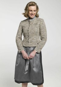 Beige strukturiertes Jackett mit Knopfverschluss, langen Ärmeln und grauem Satinrock mit Schleifenband. Spitzenverzierung an den Ärmelabschlüssen sichtbar.