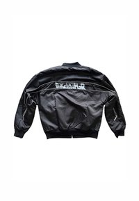 Giacca bomber nera in tessuto liscio, con colletto e polsini a coste, tasche con cerniera e scritta bianca sul retro.