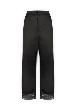 Pantalon large en satin noir avec ceinture boutonnée et bordure en dentelle à l'ourlet.