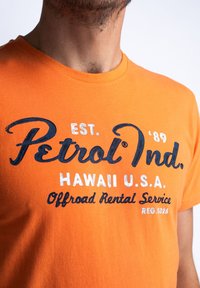 Petrol Industries Triko s potiskem - blazing orange