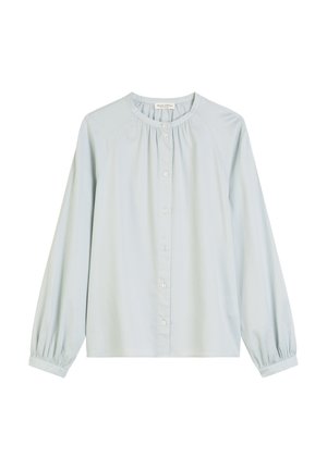 Lichtblauwe blouse met lange mouwen, raglanmouwen, ronde halslijn en knoopsluiting. Zachte stof met een gladde textuur en geplooid detail.
