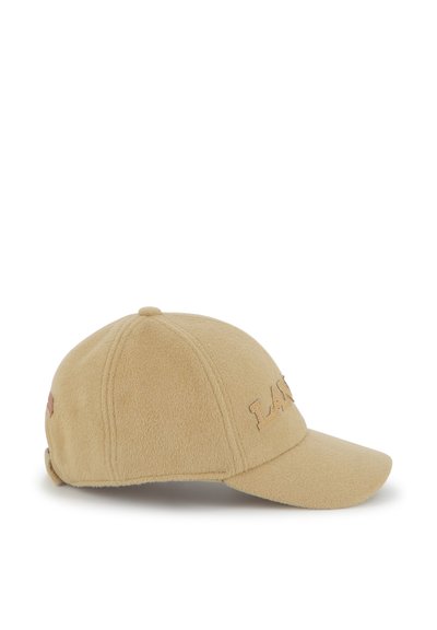 Beige ull baseball caps med buet skjerm og broderte "LAC" bokstaver på frontpanelet, vist fra venstre side.