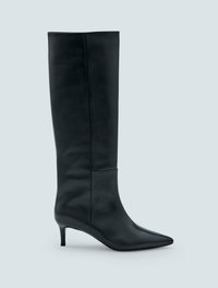 Knöchelhohe schwarze Lederstiefel mit einer spitzen Zehe und einem dünnen Absatz, die über eine glatte Textur und ein minimalistisches Design verfügen.