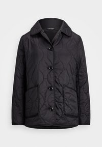 Veste noire matelassée avec un col, des boutons sur le devant et deux grandes poches à patch arborant des motifs en vague subtils sur le tissu.