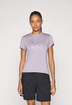 Lilla kortærmet t-shirt med et cirkulært grafisk print i hvid. Sammen med sorte cargo shorts, der har funktionelle sidelommer.