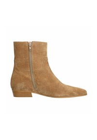 Bottine en suede beige avec un bout pointu, fermeture éclair sur le côté et un petit talon empilable. Texture lisse avec peu de détails de couture.