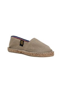 Espadrille en toile beige avec un bout rond, semelle en jute et doublure intérieure rouge et bleue contrastante. Présente une étiquette logo sur le côté.