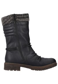 Bottines en cuir noir avec un revers en tricot texturé, fermeture éclair sur le côté, fronces sur l'avant et une semelle marron robuste avec des détails de couture.