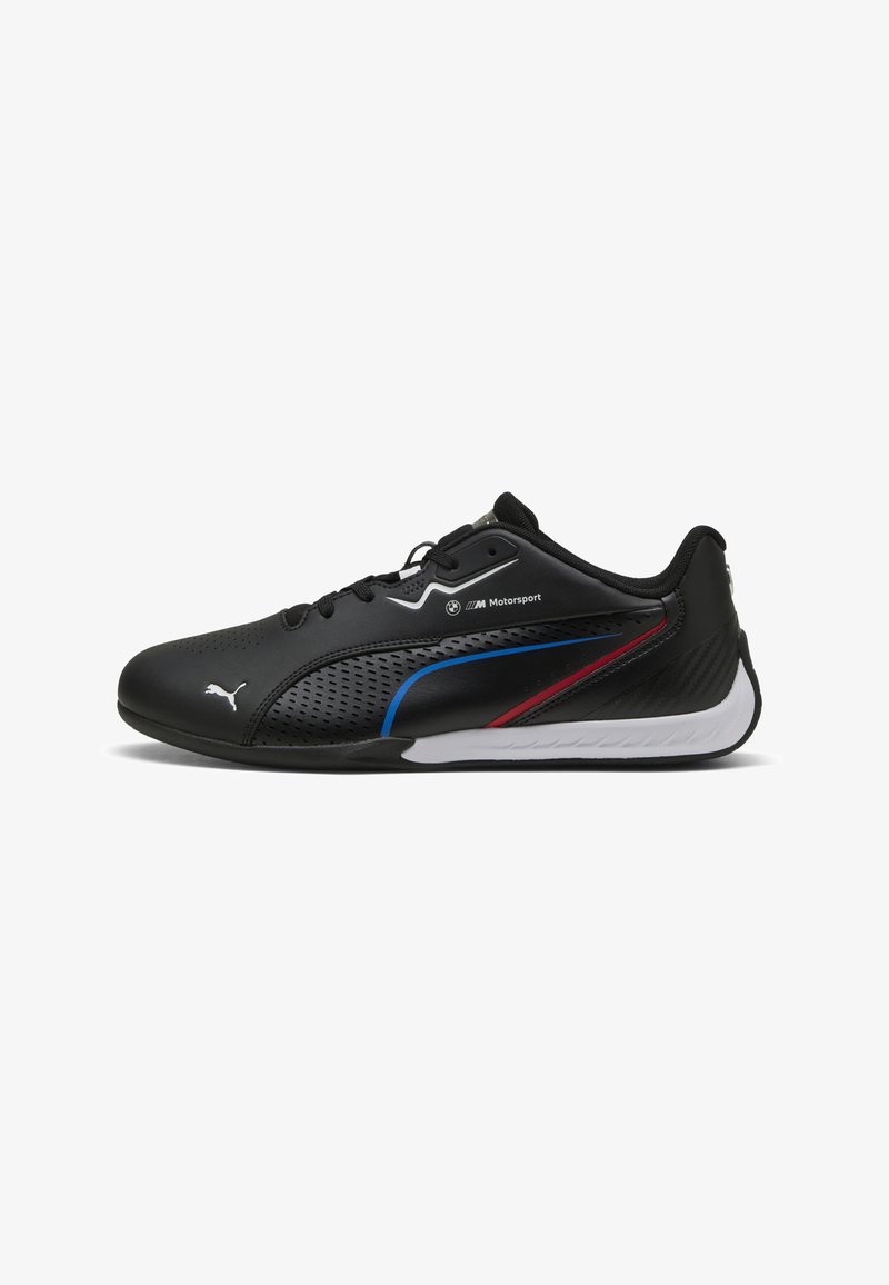 Baskets Puma Motorsport noires avec lacets noirs, côté perforé, bandes d'accent bleu et rouge, semelle blanche, et logos sur le côté et le bout.