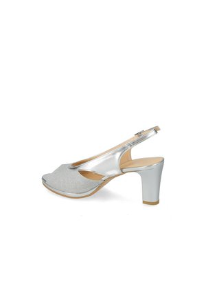 Scarpa slingback argento con tacco alto, punta aperta, parte anteriore glitterata e cinturino regolabile alla caviglia su sfondo bianco.