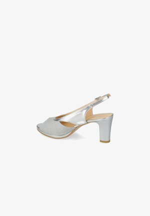 Scarpa slingback argento con tacco alto, punta aperta, parte anteriore glitterata e cinturino regolabile alla caviglia su sfondo bianco.