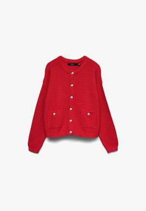 Rode gebreide cardigan met ronde hals, zilveren knopen aan de voorkant en twee voorzakken met knoopsluitingen.