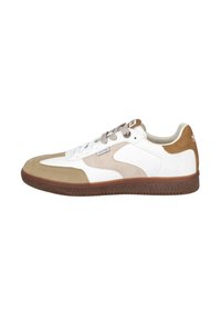 Zapatilla con parte superior de cuero blanco y acentos de ante beige, suela de goma marrón y cordones marrones claros. Diseño de punta redondeada.