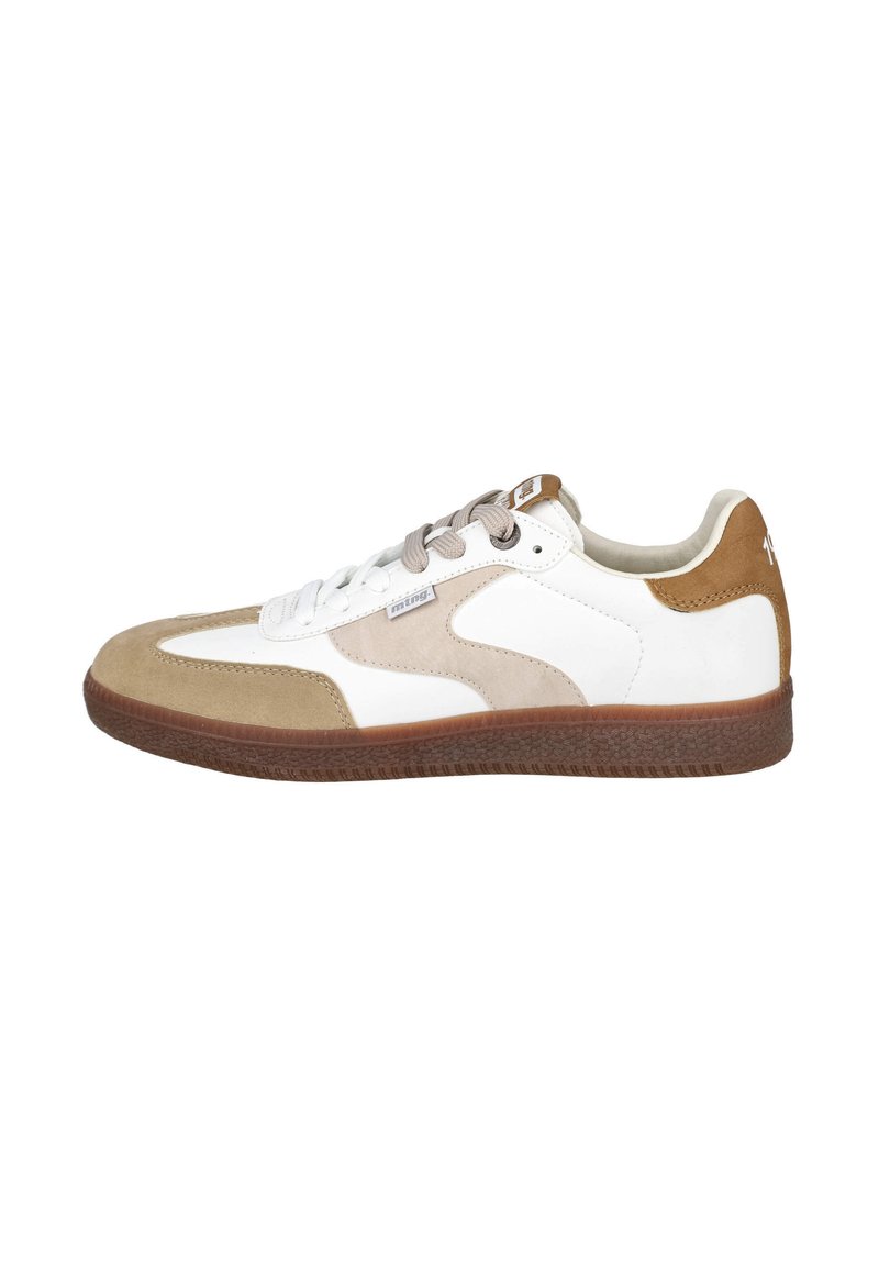 Zapatilla con parte superior de cuero blanco y acentos de ante beige, suela de goma marrón y cordones marrones claros. Diseño de punta redondeada.