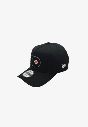 Schwarze Stoffkappe mit gesticktem Logo auf der Vorderseite, gebogenem Schirm, verstellbarem Riemen und einem runden Aufkleberetikett.
