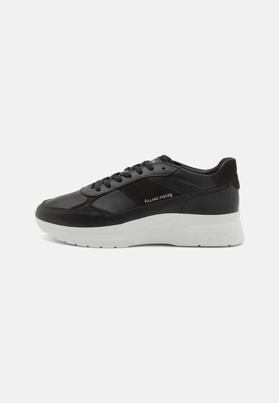 Sneaker in pelle nera con dettagli in suede, punta rotonda, suola in gomma bianca e cuciture decorative. Logo stampato sul lato. Design classico con lacci.