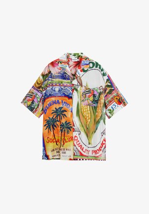 Košulja kratkih rukava s višestrukim uzorcima koja sadrži jarke boje, tropske motive i mješovite teksture, s ovratnikom i zatvaranjem na gumbe.