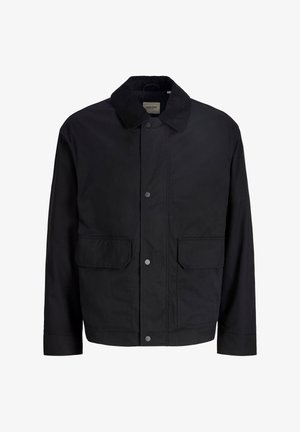 Melnā vīriešu jaka ar kordurojas apkakli, priekšpuses aizdares ar spiedpogām un divām lielām atloku kabatām priekšpusē.