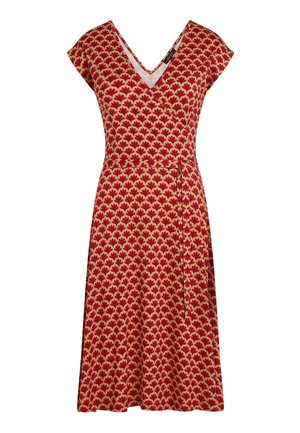 Czerwona i beżowa sukienka bez rękawów z kopertowym fasonem, zdobiona powtarzającym się wzorem w kształcie wachlarza, wiązana w talii.