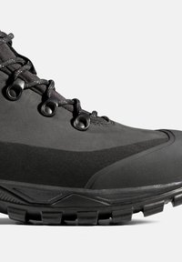 Schwarzer Wanderschuh mit oberer Fläche in strukturiertem Design, glattem Gummizehenschutz, Schnürösen und einer robusten, strukturierten Sohle für besseren Halt.