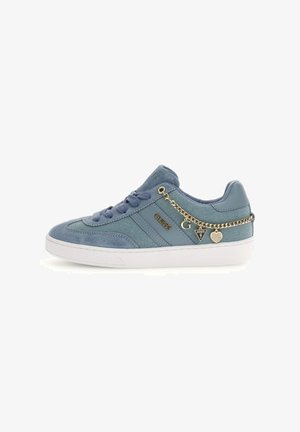 Zapatillas de tela y ante azul con suela de caucho blanca, que presentan detalles decorativos en cadena dorada y logotipos en el costado.