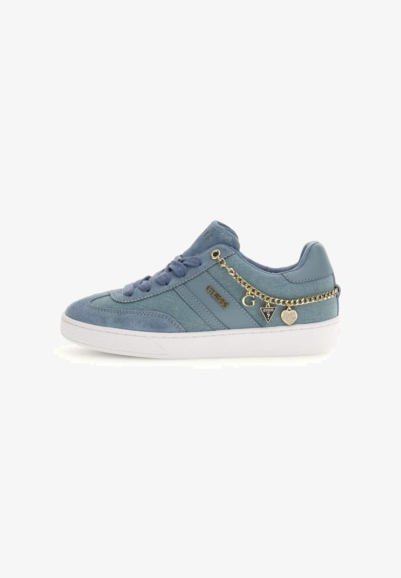 Sneaker din suede albastru și țesătură, cu talpă din cauciuc alb, având accente decorative din lanțuri aurii și detalii cu logo pe lateral.