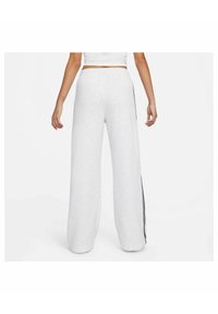 Graue, weit geschnittene Sweatpants mit hohem Bund und kontrastierenden Streifen an den Seiten. Weiche Textur, lässiges Design.