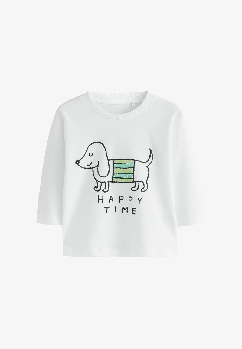Camicia bianca a maniche corte con un semplice disegno di un cane da cartone animato che indossa un maglione a righe verdi e il testo "HAPPY TIME" sotto.
