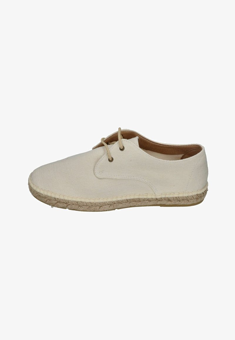 Beige Leinenschuhe mit runder Zehenpartie, Schnürdesign und Juteschnur-Sohle. Glatte Textur mit minimalistischen Details.