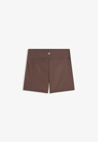 Bruna högmidjade figurnära shorts med platta sömmar och en liten rund logotyp vid bakre midjebandet.