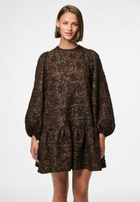 PCGRETCHEN SHORT - Dienas kleita - hot fudge