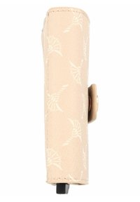 Lichtbeige portemonnee van textuurmateriaal met een wit schelp patroon. Het heeft een veilige knoopsluiting en een slank profiel.